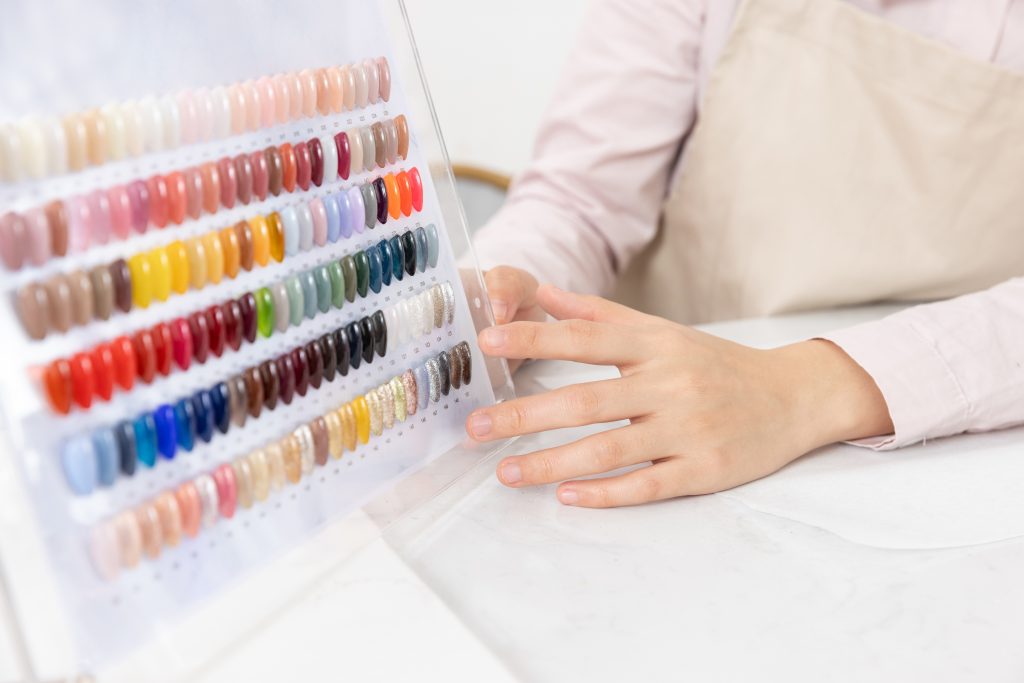 ÉãÍ¼Íø_501697318_Å®ÐÔÃÀ¼×Ê¦Ïò¹Ë¿Í½éÉÜ¼×Æ¬ÌØÐ´£¨·ÇÆóÒµÉÌÓÃ£©